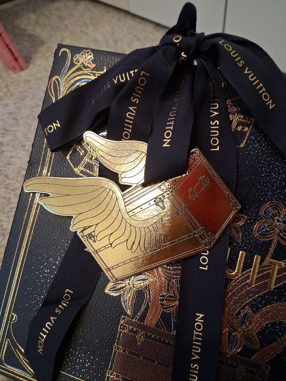 Louis Vuitton Limited Edition Gift Bag with Ribbon & Collectible Charm Tag - Picture 4 of 10